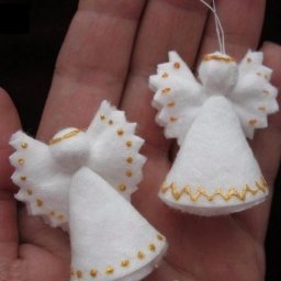Craft an angel with your own hands from cotton pads
