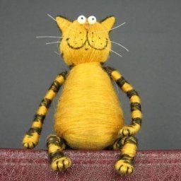 Make your own funny cat of corks, wire and threads. A simple souvenir
